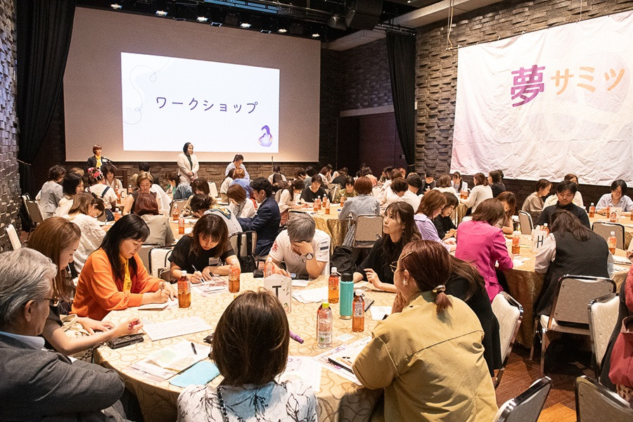 夢を語るワークショップでは、マタニティチャームズオリジナル【セカンド母子手帳】を使って、自分のことや夢を可視化!の画像1