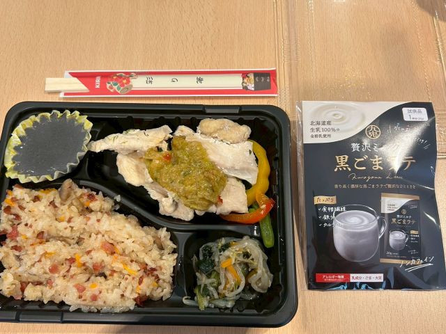 油淋鶏メインの中華弁当に黒ゴマラテプリン✨の画像1