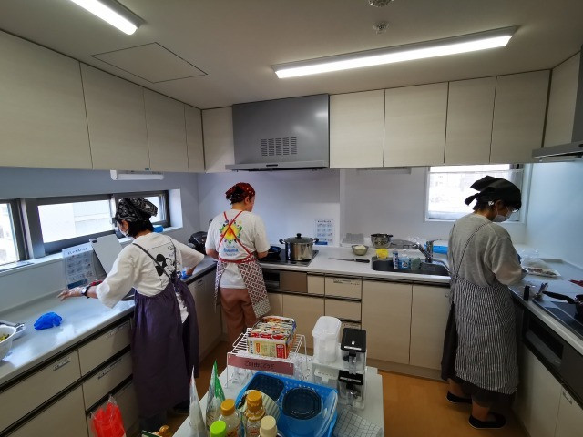 みんなで分担して丁寧に下ごしらえをしていきます!の画像1
