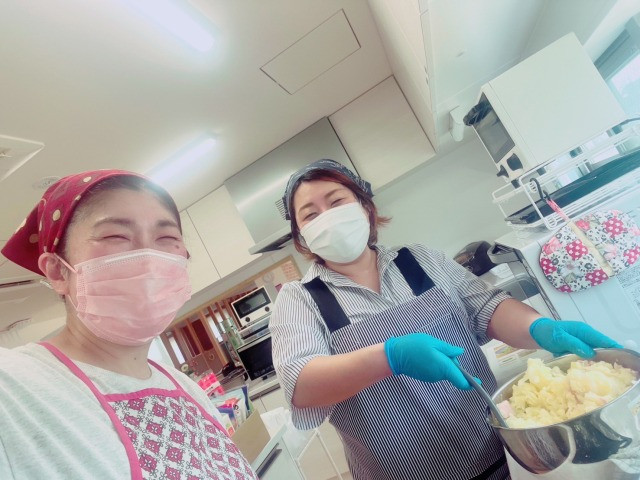 みんなで分担して丁寧に下ごしらえをしていきます!の画像2