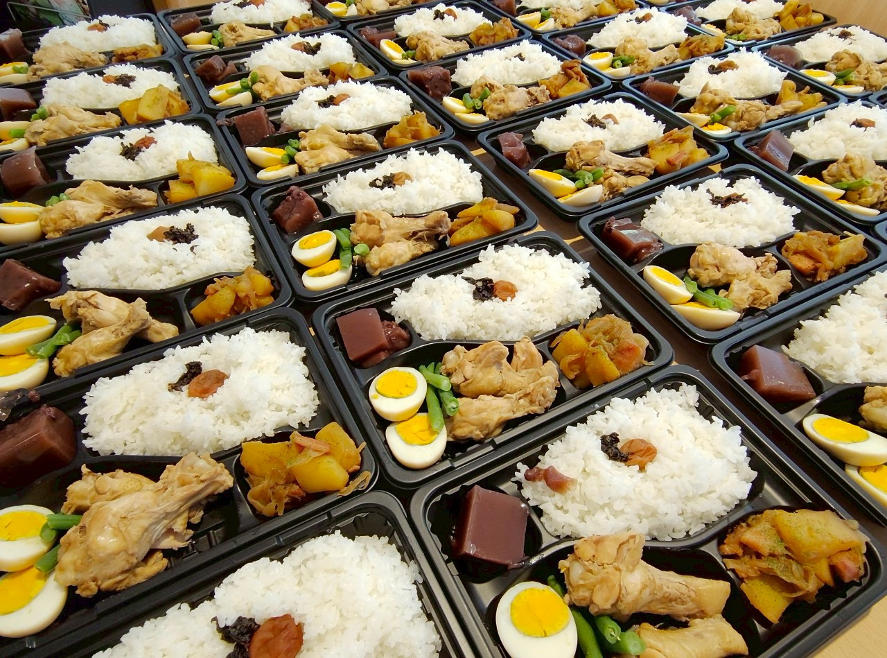 不安な時、私たちが作ったお弁当を食べて少しでも元気を出してもらえたら。の画像２