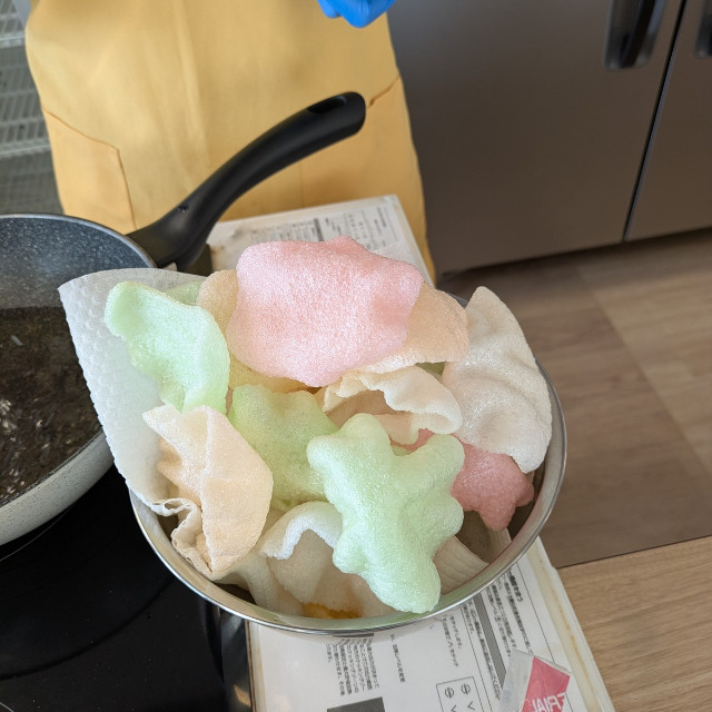 色とりどりのエビせんも…❤️の画像１