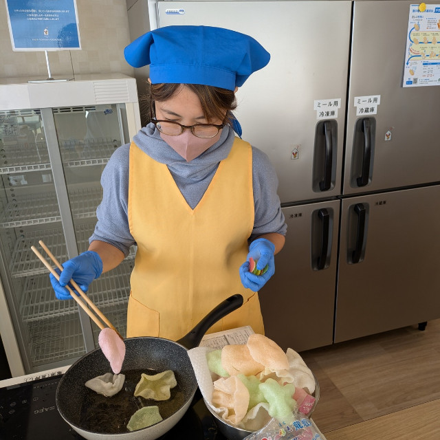 色とりどりのエビせんも…❤️の画像２